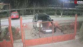 VIDEO Spărgător de mașini, căutat de poliție. Un dosar penal s-a deschis în cazul hoțului
